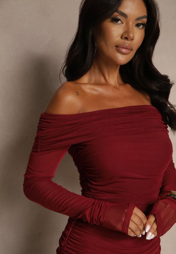 Renee - Bordowa Koktajlowa Sukienka z Prześwitującymi Rękawami i Marszczeniem Haludea. Okazja: na imprezę. Kolor: czerwony. Styl: wizytowy