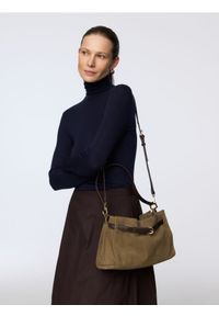 Reserved - Zamszowa torebka na ramię - beżowy. Kolor: beżowy. Materiał: zamszowe. Rodzaj torebki: na ramię #1