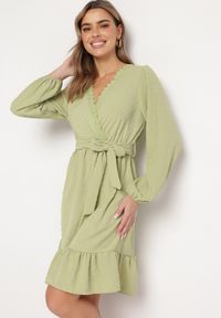 Born2be - Zielona Sukienka Mini z Tkaniny Plumeti Z Koronką i Materiałowym Paskiem Difia. Kolor: zielony. Materiał: koronka, materiał, tkanina. Wzór: koronka. Długość: mini #7