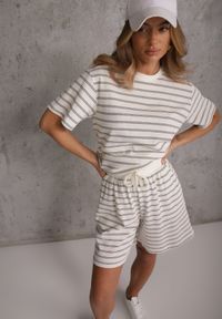 Renee - Czarno-Białe Casualowe Szorty High Waist w Prążki z Bawełnianej Tkaniny Lennliss. Okazja: na co dzień. Stan: podwyższony. Kolor: biały. Materiał: bawełna, tkanina. Wzór: prążki. Sezon: lato. Styl: casual #1