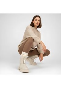 Beżowe Śniegowce Filippo Ocieplane Buty Damskie. Okazja: na spacer. Zapięcie: zamek. Kolor: beżowy. Materiał: materiał. Wzór: napisy. Sezon: zima #5