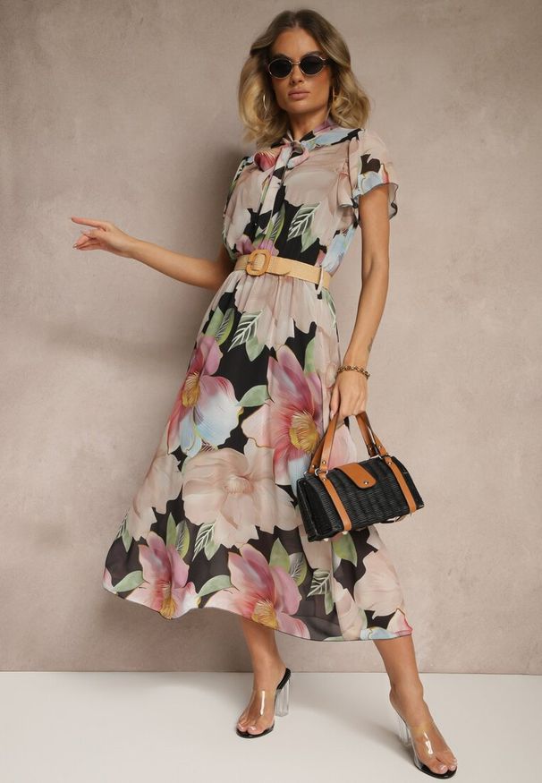 Renee - Czarna Rozkloszowana Sukienka Zdobiona Wiązaniem i Paskiem z Klamrą Sorisse. Okazja: na spacer, na co dzień. Kolor: czarny. Wzór: aplikacja. Styl: casual, elegancki