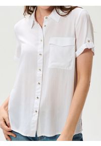 Sinsay - Wiskozowa koszula z ozdobnymi guzikami - biały. Kolor: biały. Materiał: wiskoza