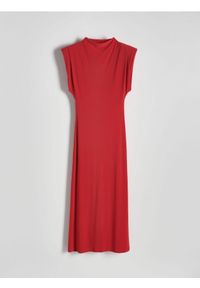 Reserved - Sukienka z poduszkami na ramionach - czerwony. Kolor: czerwony. Materiał: dzianina