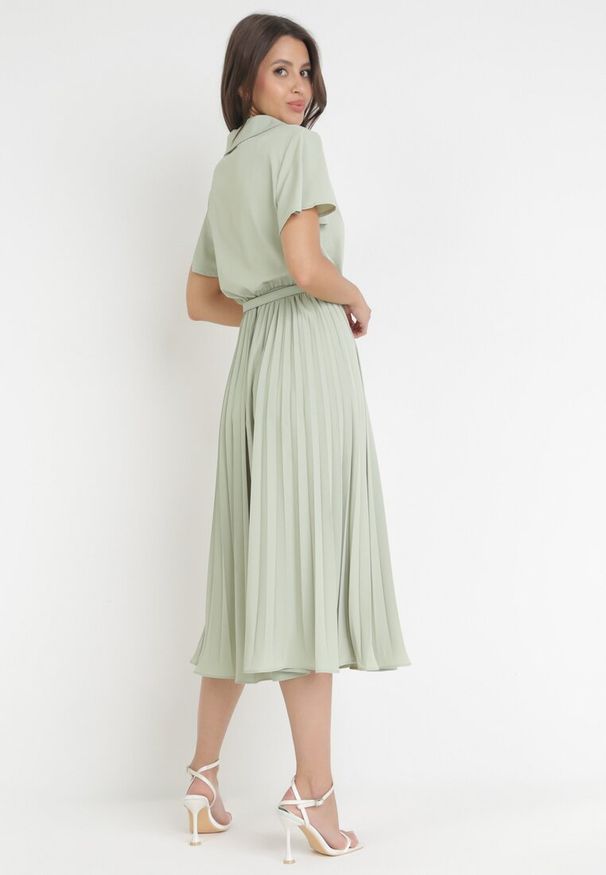 Born2be - Zielona Plisowana Midi Sukienka na Guziki z Paskiem i Klamrą Taretha. Kolor: zielony. Długość: midi
