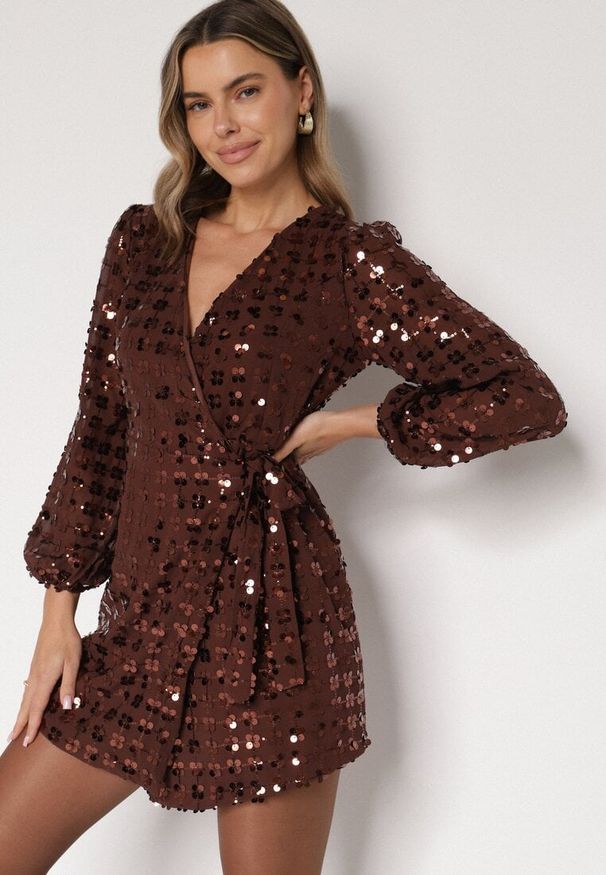 Born2be - Brązowa Kopertowa Sukienka z Wiązaniem Zdobiona Cekinami Wedelessa. Okazja: na sylwestra. Typ kołnierza: dekolt w serek. Kolor: brązowy. Materiał: futro, poliester. Wzór: aplikacja. Typ sukienki: kopertowe. Styl: klasyczny