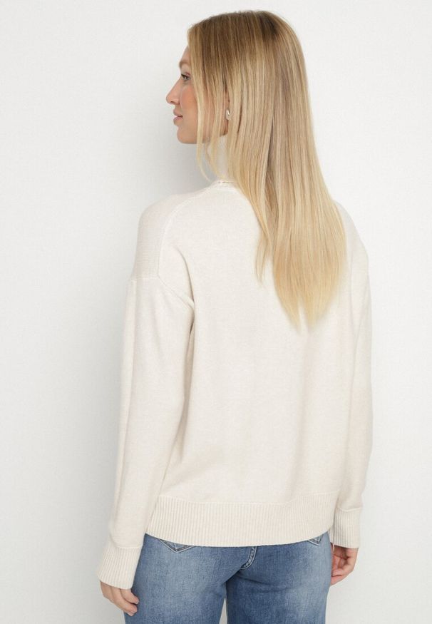 Born2be - Jasnobeżowy Golf z Domieszką Kaszmiru Ozdobiony Przeszyciami Avonella. Okazja: na co dzień. Typ kołnierza: golf. Kolor: beżowy. Materiał: kaszmir. Wzór: aplikacja. Styl: klasyczny, casual