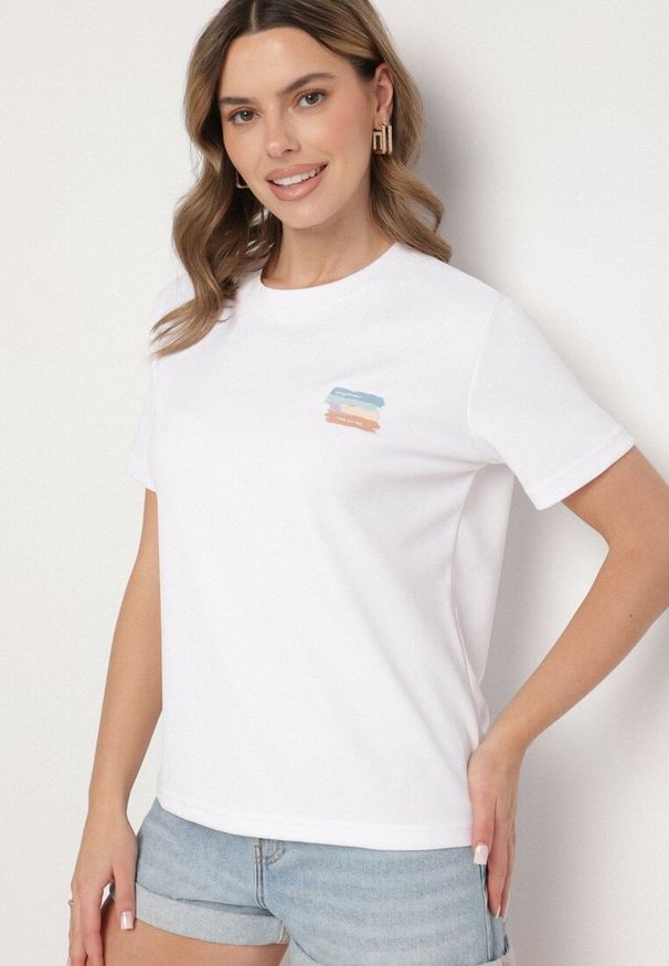 Born2be - Biały T-shirt z Małym Nadrukiem Tenalera. Okazja: na co dzień. Kolor: biały. Wzór: nadruk. Styl: elegancki, klasyczny, casual