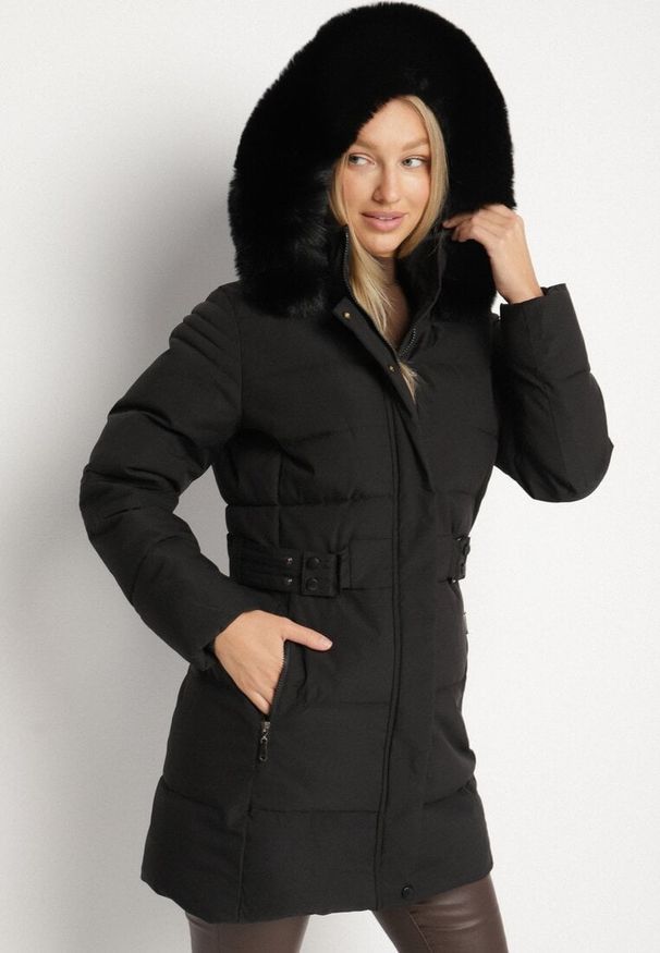 Born2be - Czarna Zimowa Kurtka z Pikowaniem i Kapturem z Futrem Gisatte. Okazja: do pracy, na co dzień, na spotkanie biznesowe. Kolor: czarny. Materiał: futro. Sezon: zima. Styl: casual, elegancki, biznesowy