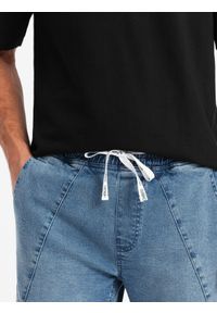 Ombre Clothing - Męskie joggery jeansowe z asymetrycznymi przeszyciami – niebieskie V2 OM-PADJ-0165 - XL. Okazja: na co dzień. Kolor: niebieski. Materiał: jeans. Wzór: aplikacja. Styl: klasyczny, casual, elegancki #4