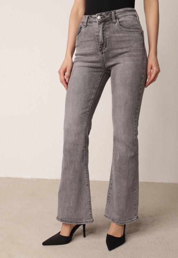 Born2be - Szare Jeansy Dzwony z Regularnym Stanem z Bawełną i Domieszką Wiskozy Peigenia. Okazja: do pracy, na co dzień. Kolor: szary. Sezon: lato. Styl: retro, klasyczny, casual, wizytowy