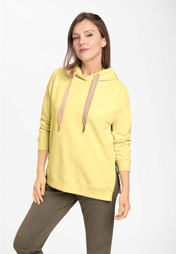 Volcano - Żółta bluza damska z kapturem B‑COCO. Typ kołnierza: kaptur. Kolor: żółty. Materiał: bawełna, elastan, materiał, dresówka, włókno, dzianina. Wzór: haft, aplikacja