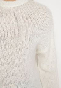 Born2be - Biały Klasyczny Sweter z Wełną Wykończony Ściągaczami Susa. Kolor: biały. Materiał: wełna. Styl: klasyczny #3
