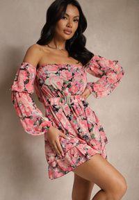 Renee - Czarna Sukienka Hiszpanka z Wiskozy w Kwiaty z Paskiem i Falbanami Zelmoi. Okazja: na co dzień, na randkę. Typ kołnierza: dekolt hiszpanka. Kolor: czarny. Materiał: wiskoza. Wzór: kwiaty. Sezon: lato. Styl: casual #2