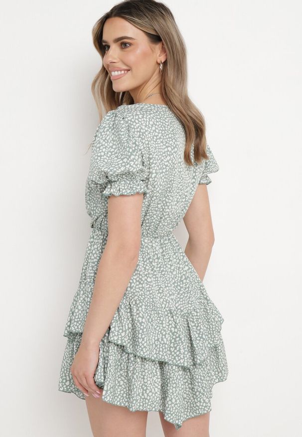 Born2be - Zielona Sukienka z Gumką w Talii z Kopertowym Dekoltem Ianveia. Kolor: zielony. Typ sukienki: kopertowe