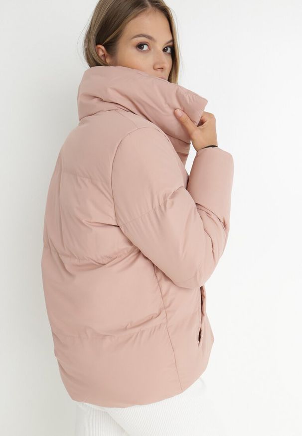 Born2be - Różowa Kurtka Pikowana ze Stójką Astasia. Typ kołnierza: kołnierzyk stójkowy. Kolor: różowy. Wzór: jednolity. Sezon: zima, jesień. Styl: elegancki