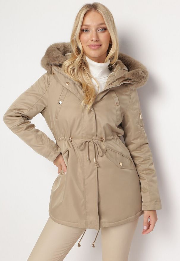Born2be - Beżowa Kurtka Parka ze Ściągaczem i Kapturem z Futerkiem Kathateia. Kolor: beżowy. Materiał: futro. Sezon: zima