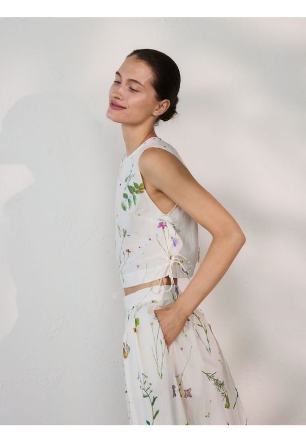 Reserved - Bawełniany top w kwiaty - wielobarwny. Materiał: bawełna. Wzór: kwiaty