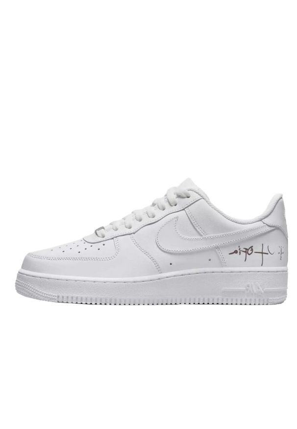 Buty do chodzenia damskie Nike Air Force 1 07. Zapięcie: sznurówki. Kolor: biały. Materiał: materiał, syntetyk, tkanina, skóra. Szerokość cholewki: normalna. Model: Nike Air Force. Sport: turystyka piesza