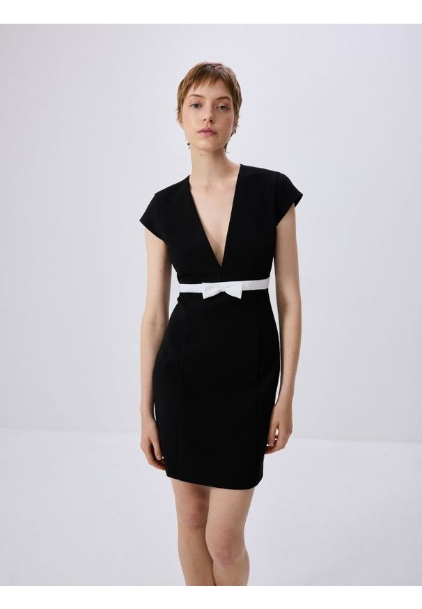 Reserved - Sukienka z ozdobną kokardą - czarny. Typ kołnierza: kokarda. Kolor: czarny. Materiał: wiskoza, tkanina