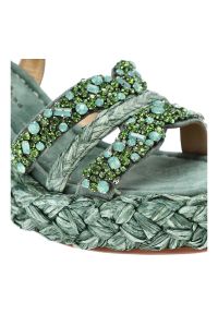 Zielone Sandały Alma En Pena Stylowe Buty Na Koturnie. Okazja: na co dzień. Zapięcie: sprzączka, klamry. Kolor: zielony. Materiał: skóra, koronka, zamsz. Szerokość cholewki: normalna. Wzór: aplikacja. Sezon: lato. Obcas: na koturnie. Styl: elegancki #6
