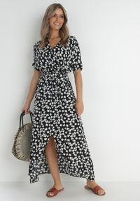 Born2be - Czarna Sukienka Achanie. Typ kołnierza: dekolt w serek. Kolor: czarny. Materiał: wiskoza, materiał. Długość rękawa: krótki rękaw. Typ sukienki: asymetryczne, kopertowe. Długość: maxi #2