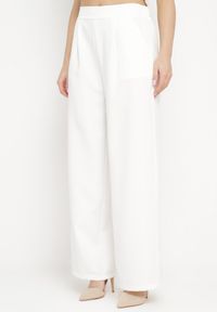 Born2be - Białe Eleganckie Spodnie z Szerokimi Nogawkami Kahinuni. Kolor: biały. Materiał: tkanina. Wzór: gładki. Styl: elegancki #1