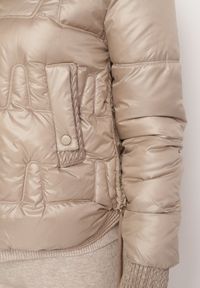 Born2be - Ciemnobeżowa Pikowana Kurtka z Odpinanym Kapturem Wydłużonym Tyłem i Ściągaczami Zinonia. Okazja: na co dzień. Kolor: beżowy. Materiał: wełna, skóra, jeans. Sezon: zima, jesień. Styl: casual, elegancki #2