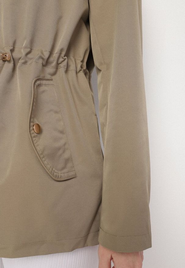 Born2be - Zielona Kurtka Parka z Odpinanym Kapturem i Ozdobnymi Suwakami Velotia. Okazja: na co dzień. Kolor: zielony. Materiał: jeans, koronka. Długość rękawa: długi rękaw. Długość: długie. Wzór: koronka. Styl: klasyczny, casual, elegancki