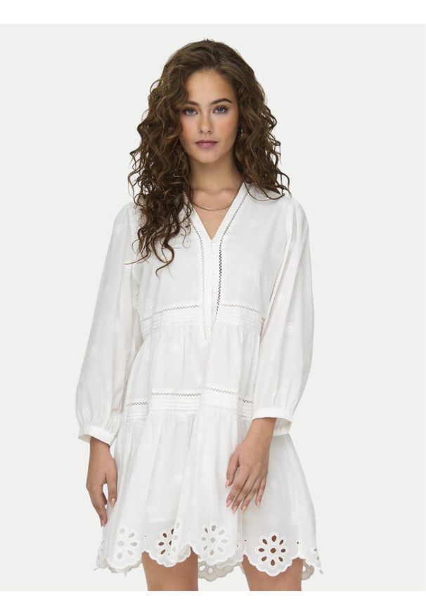 only - ONLY Sukienka letnia Jada 15318693 Biały Regular Fit. Kolor: biały. Materiał: bawełna. Sezon: lato