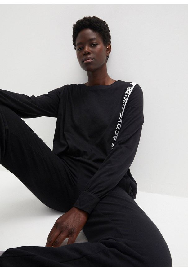 bonprix - Luźniejsza koszulka sportowa. Kolor: czarny. Długość rękawa: długi rękaw. Długość: długie. Styl: sportowy