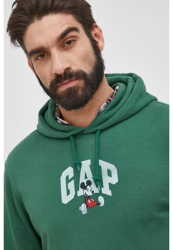 GAP Bluza x Disney kolor zielony z kapturem z nadrukiem. Typ kołnierza: kaptur. Kolor: zielony. Materiał: poliester, dzianina. Wzór: nadruk, motyw z bajki