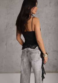 Renee - Czarna Bluzka z Dodatkiem Wiskozy i Falbankami z Koronki Coramala. Typ kołnierza: kołnierz z falbankami. Kolor: czarny. Materiał: wiskoza, koronka. Długość rękawa: na ramiączkach. Wzór: koronka. Styl: elegancki #5