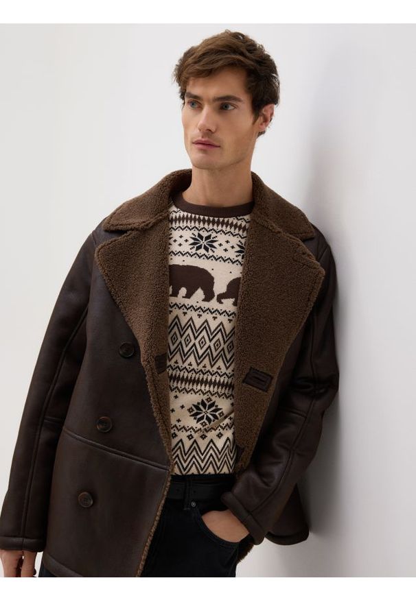 Reserved - Sweter ze świątecznym motywem - kremowy. Kolor: kremowy. Materiał: dzianina, bawełna. Styl: wizytowy