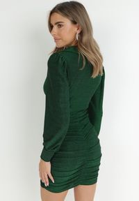 Born2be - Zielona Sukienka z Marszczeniem i Metaliczną Nitką Ceselle. Okazja: na co dzień, do pracy, na spotkanie biznesowe. Typ kołnierza: dekolt w kształcie V. Kolor: zielony. Długość rękawa: długi rękaw. Typ sukienki: kopertowe, proste. Styl: wizytowy, biznesowy, casual #4