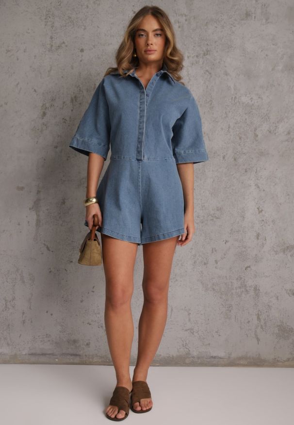Renee - Niebieski Jeansowy Kombinezon o Krótkim Fasonie Oversize Cnassiasse. Okazja: na co dzień. Kolor: niebieski. Materiał: jeans. Długość: krótkie. Sezon: lato. Styl: street, elegancki, casual