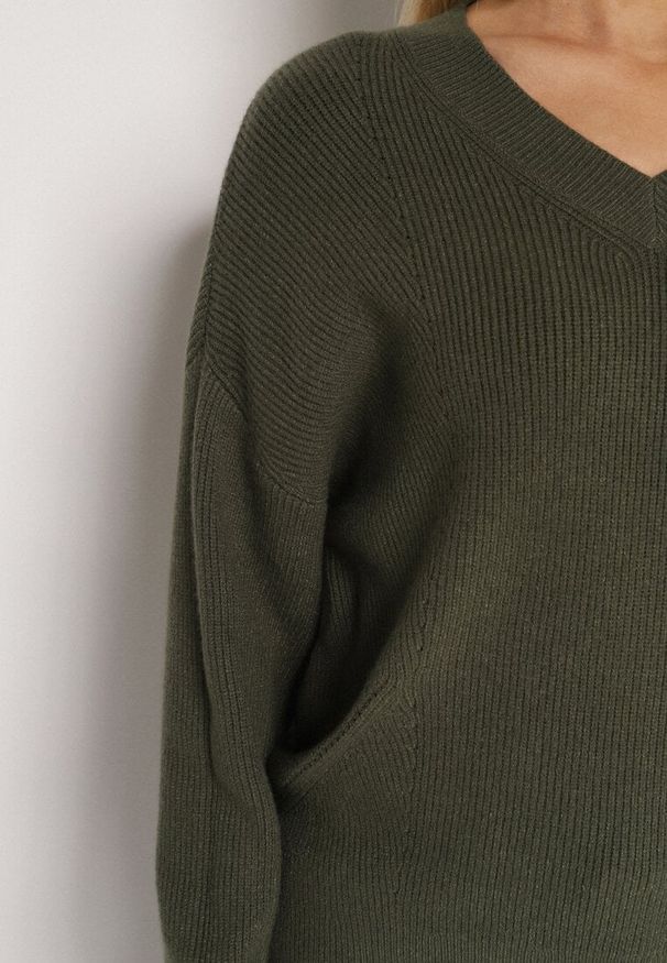 Born2be - Ciemnozielony Sweter z Domieszką Kaszmiru z Dekoltem w Serek Feralaine. Okazja: na co dzień, na spotkanie biznesowe. Typ kołnierza: dekolt w serek. Kolor: zielony. Materiał: kaszmir. Styl: klasyczny, casual, elegancki, biznesowy