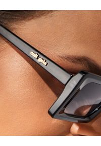 CULT GAIA - Czarne okulary przeciwsłoneczne Hera. Kształt: prostokątne. Kolor: czarny. Materiał: materiał #3