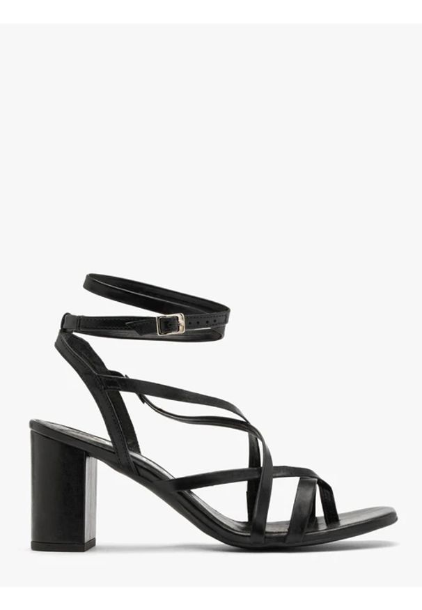 Ryłko - Czarne japonki na obcasie. Kolor: czarny. Materiał: skóra. Obcas: na obcasie. Styl: street. Wysokość obcasa: średni