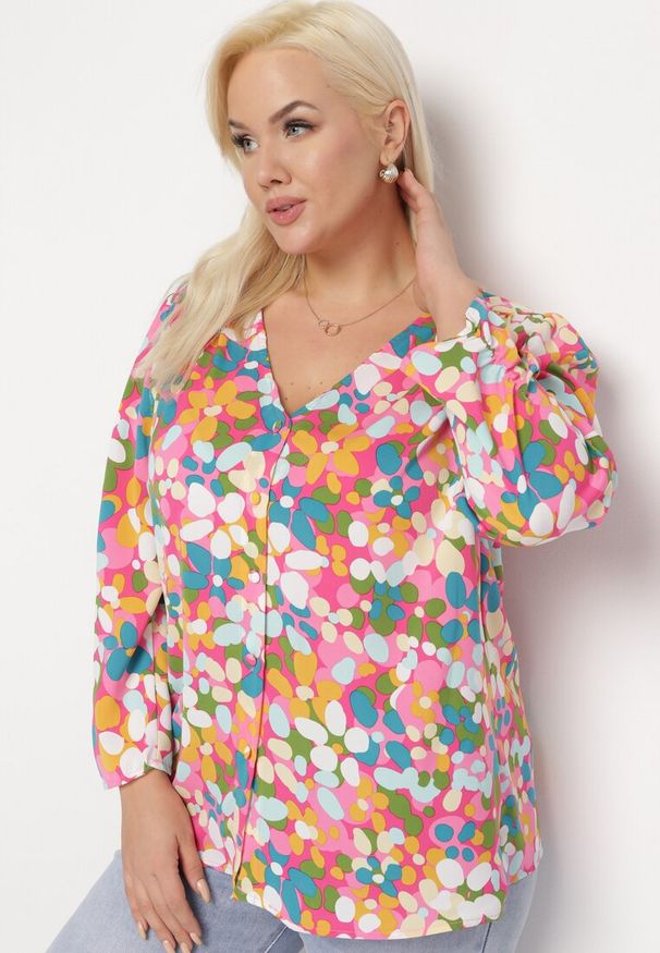 Born2be - Różowo-Pomarańczowa Kwiecista Koszula z Ozdobnymi Guzikami i Trójkątnym Dekoltem Portlyn. Okazja: na co dzień. Kolekcja: plus size. Kolor: różowy. Długość rękawa: długi rękaw. Długość: długie. Styl: casual