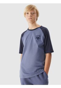 4f - T-shirt z nadrukiem chłopięcy - granatowy. Kolor: niebieski. Materiał: bawełna. Długość rękawa: krótki rękaw. Wzór: nadruk