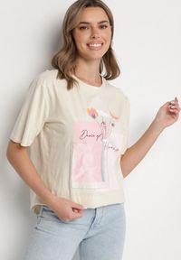 Born2be - Jasnobeżowy Bawełniany T-shirt Oversize z Ozdobnym Nadrukiem Setaliria. Okazja: na co dzień. Kolor: beżowy. Materiał: bawełna. Wzór: nadruk. Styl: klasyczny, casual, elegancki #6