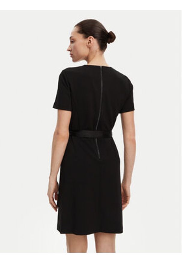 DKNY Sukienka codzienna DD4J1E45 Czarny Slim Fit. Okazja: na co dzień. Kolor: czarny. Materiał: syntetyk. Typ sukienki: proste. Styl: casual