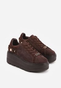 Born2be - Ciemnobrązowe Skórzane Sneakersy na Platformie i Koturnie Zdobione Perforacją Peniesh. Okazja: na co dzień. Kolor: brązowy. Materiał: skóra. Wzór: aplikacja. Obcas: na koturnie #7