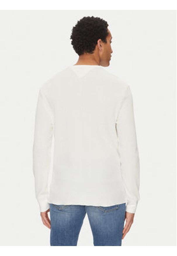 Tommy Jeans Longsleeve Henley DM0DM20379 Biały Regular Fit. Typ kołnierza: typu henley. Kolor: biały. Materiał: bawełna. Długość rękawa: długi rękaw