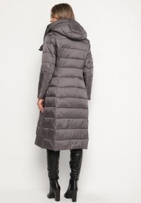 Born2be - Szara Długa Pikowana Kurtka Płaszcz z Kapturem i Ozdobnymi Suwakami Vlemika. Typ kołnierza: kaptur. Kolor: szary. Długość: długie #5