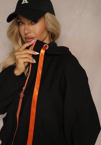 Renee - Czarna Kurtka z Dodatkiem Bawełny Ozdobiona Wstążkami z Kapturem i Ściągaczami Valentis. Typ kołnierza: kaptur. Kolor: czarny. Materiał: bawełna. Wzór: aplikacja. Styl: elegancki #3