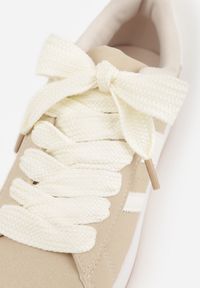 Born2be - Beżowo-Białe Sneakersy z Ozdobnymi Naszywkami z Boku Galdexis. Okazja: na spacer, na co dzień. Kolor: beżowy. Wzór: aplikacja. Sport: turystyka piesza #5