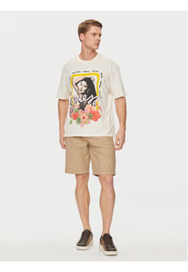 Guess Szorty materiałowe Mick M4GD02 WFBXA Khaki Regular Fit. Kolor: beżowy. Materiał: bawełna