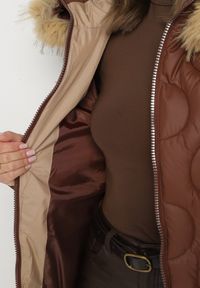 Born2be - Brązowa Kurtka z Kapturem z Futerkiem Zdobiona Oryginalnym Pikowaniem Oleda. Okazja: na co dzień. Typ kołnierza: kaptur. Kolor: brązowy. Materiał: futro. Wzór: aplikacja. Styl: casual, klasyczny #3